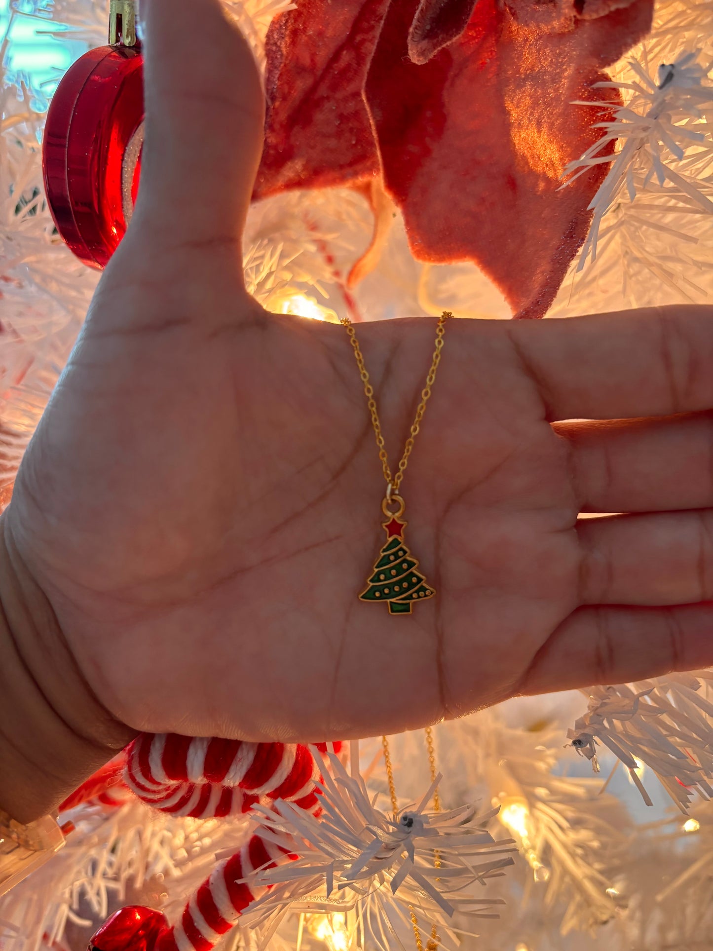 Tiny Christmas Tree Necklace - Un detalle navideño delicado que ilumina tu look