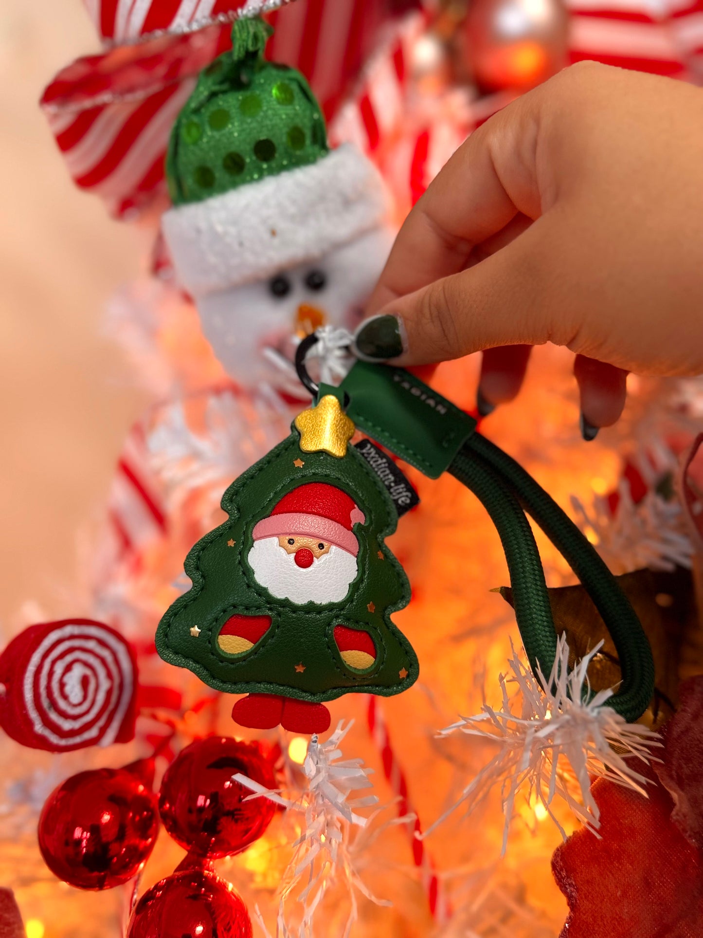 1. Santa Cutie Charm – La magia comienza contigo