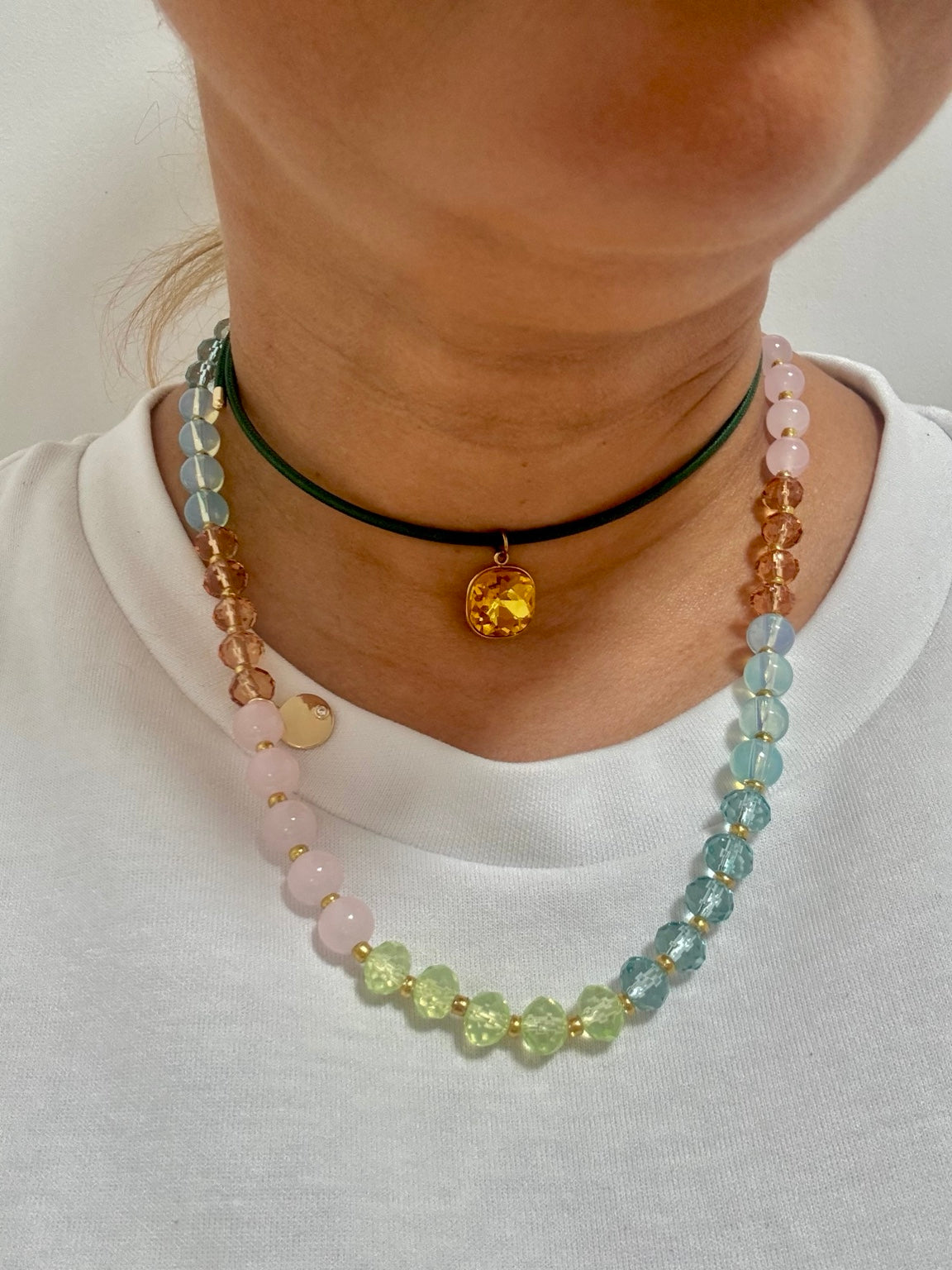 Idea de combinación del Collar Aura Multicolor. Choker no incluido.