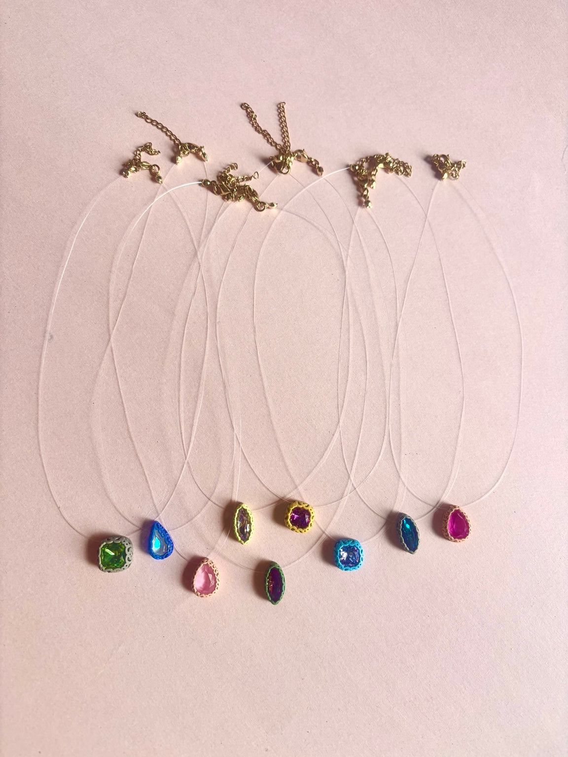 Collares de cordón transparente con charms de colores