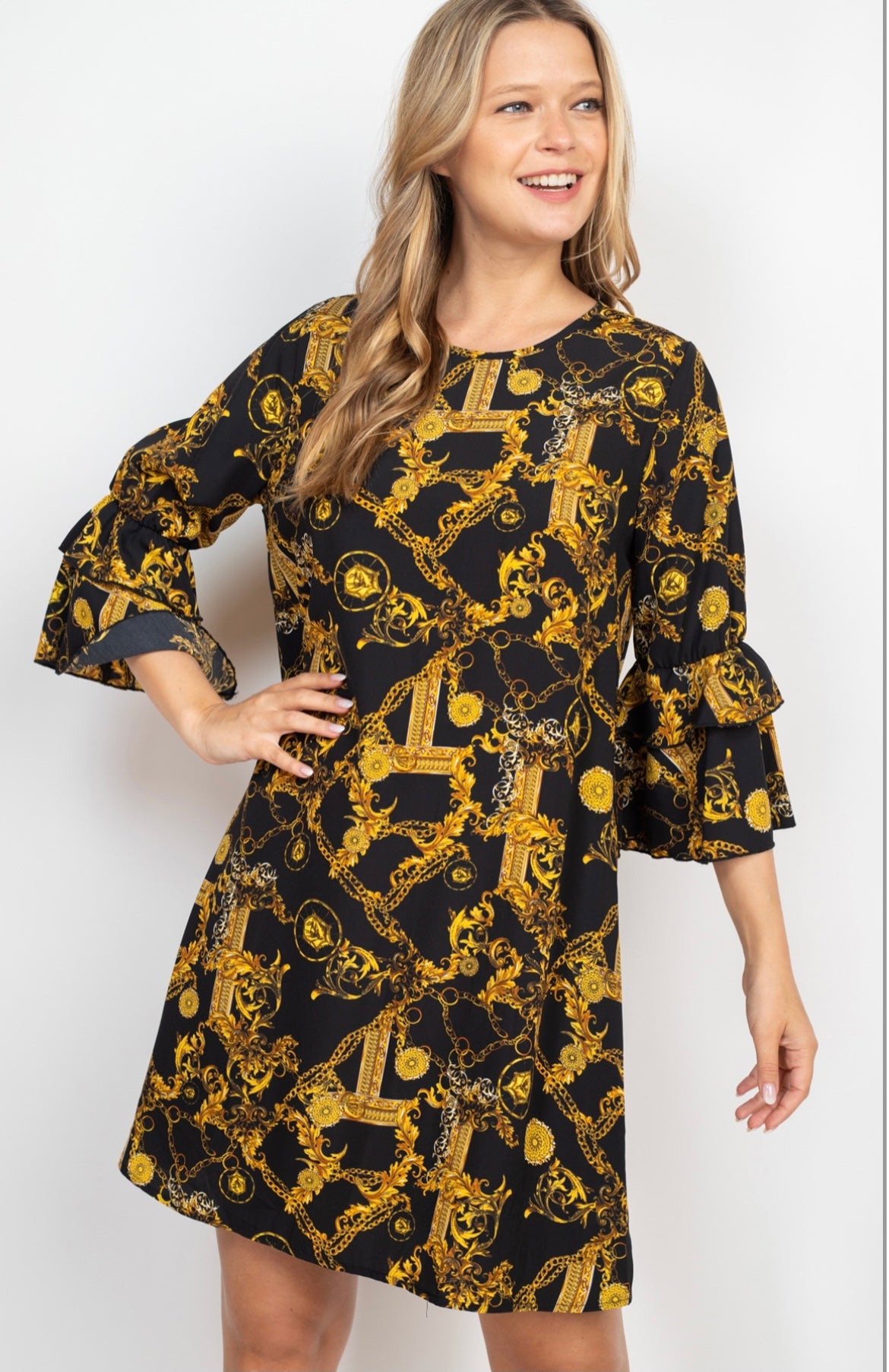 BLACK MUSTARD DRESS - TRAJE CORTO CON MANGAS 3/4 CON VOLANTE