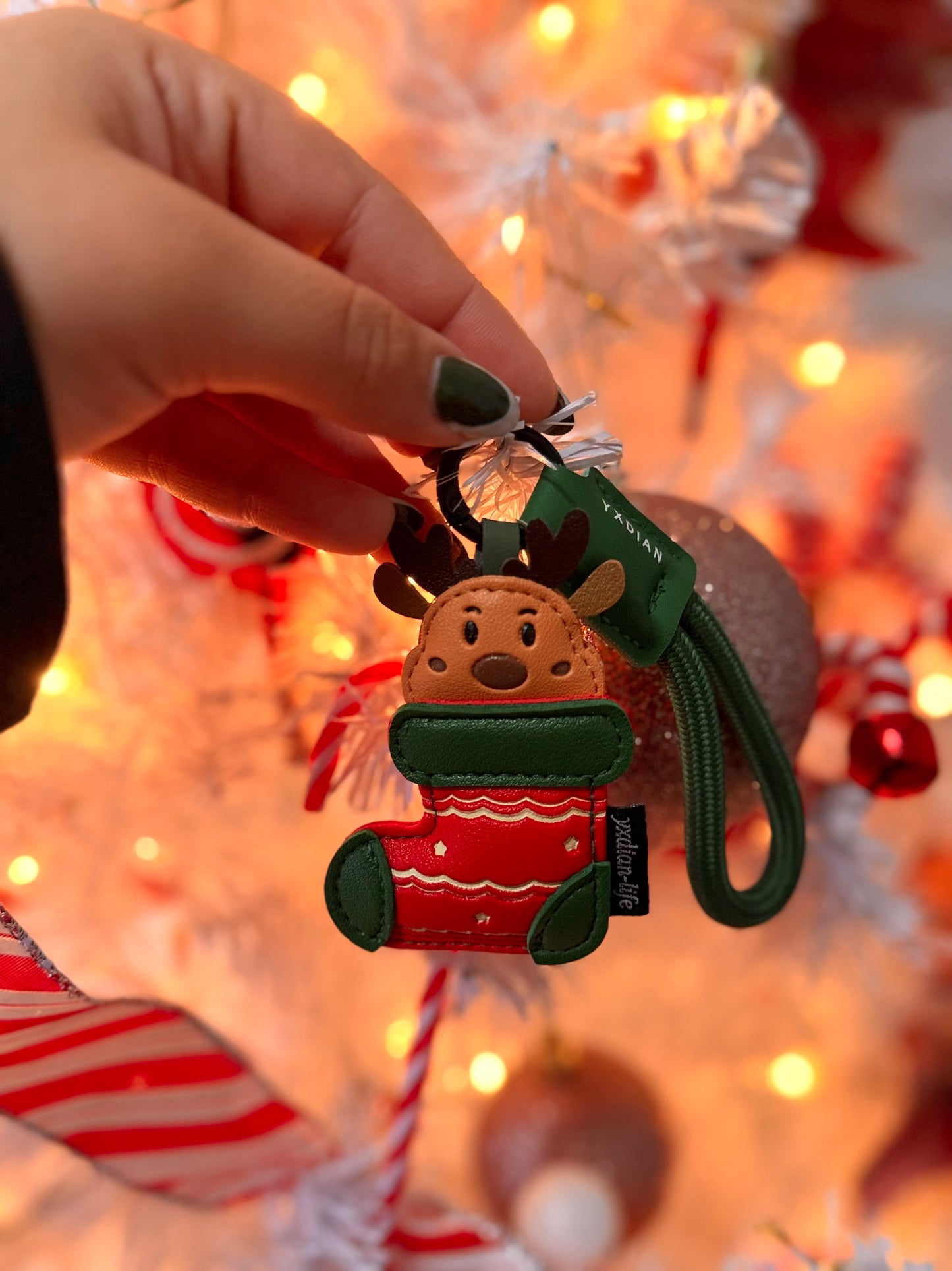 Rudolf Charm – Un toque de brillo que guía tu estilo