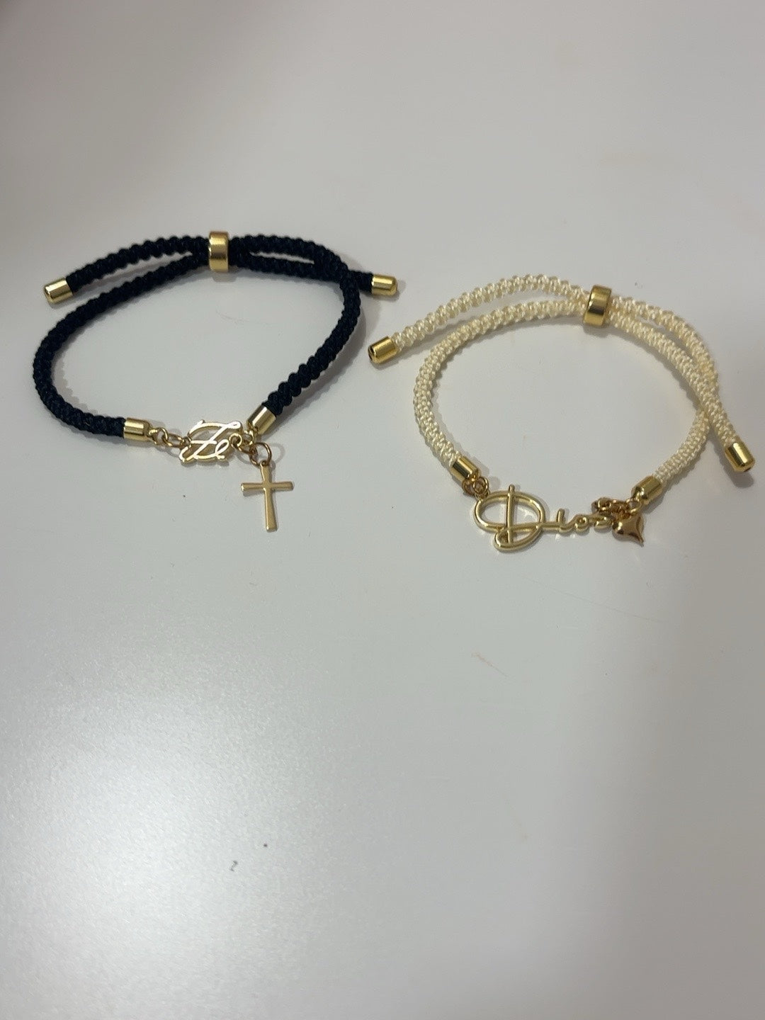 Pulseras de cordón ajustable: Fe en negro con cruz y Dios en crema con corazón