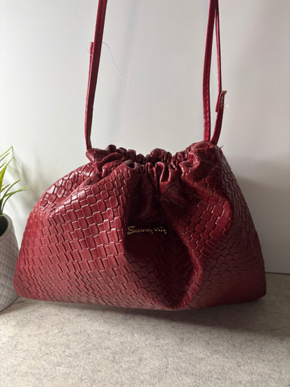 Victoria Satchel - elegancia en tono vino