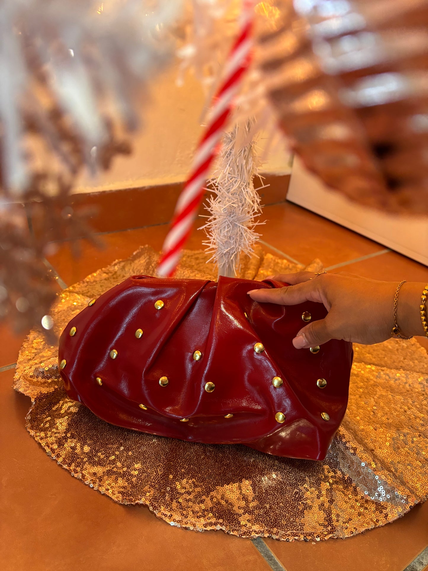 Merry Studded Clutch - Tu clutch navideño elegante con brillo sutil y mucho estilo