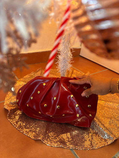Merry Studded Clutch - Tu clutch navideño elegante con brillo sutil y mucho estilo