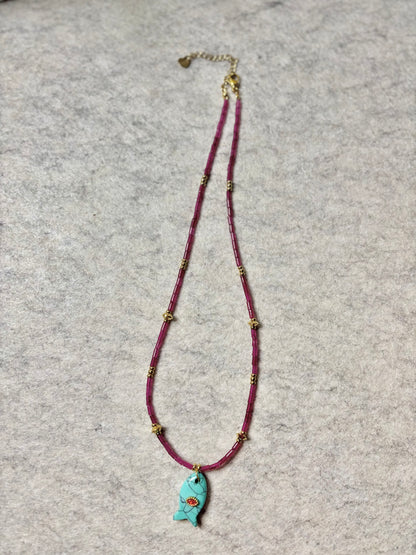 FISHY GLAM NECKLACE - COLLAR DE PIEDRAS DE COLORES CON CHARM DE PESCADO EN CRISTAL