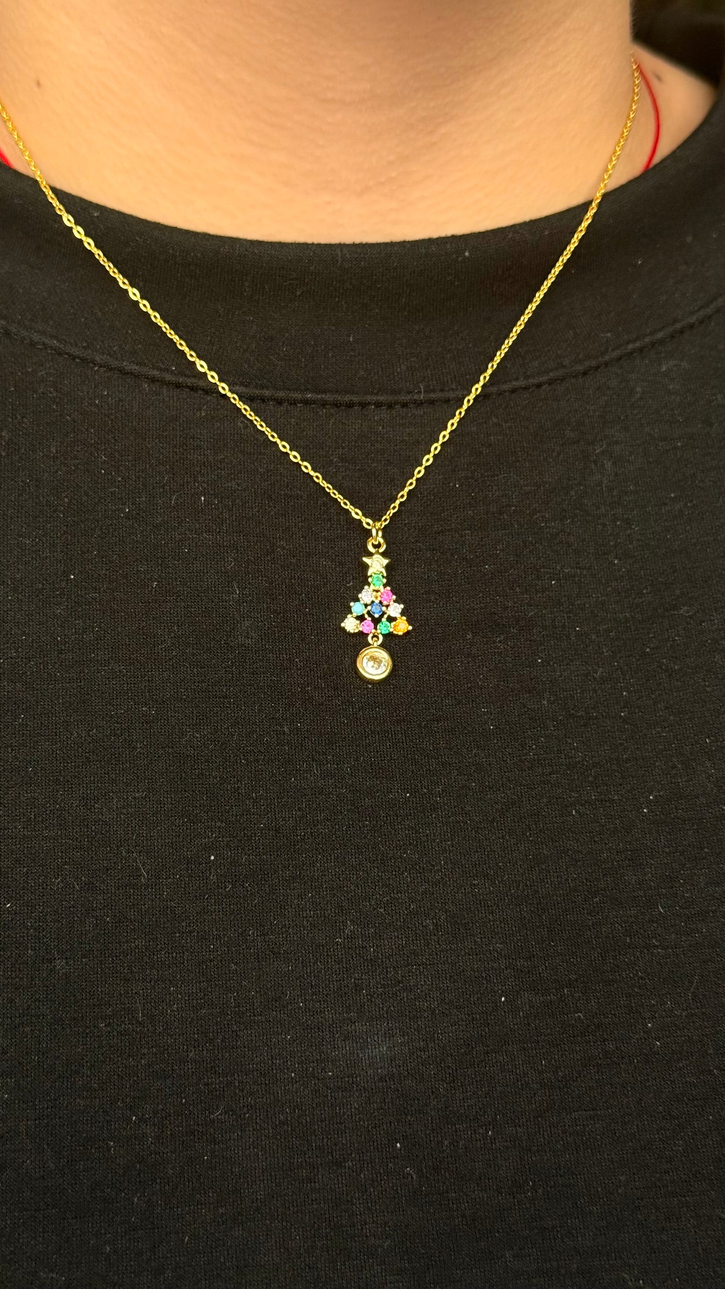 Tiny Christmas Tree Necklace - Un detalle navideño delicado que ilumina tu look