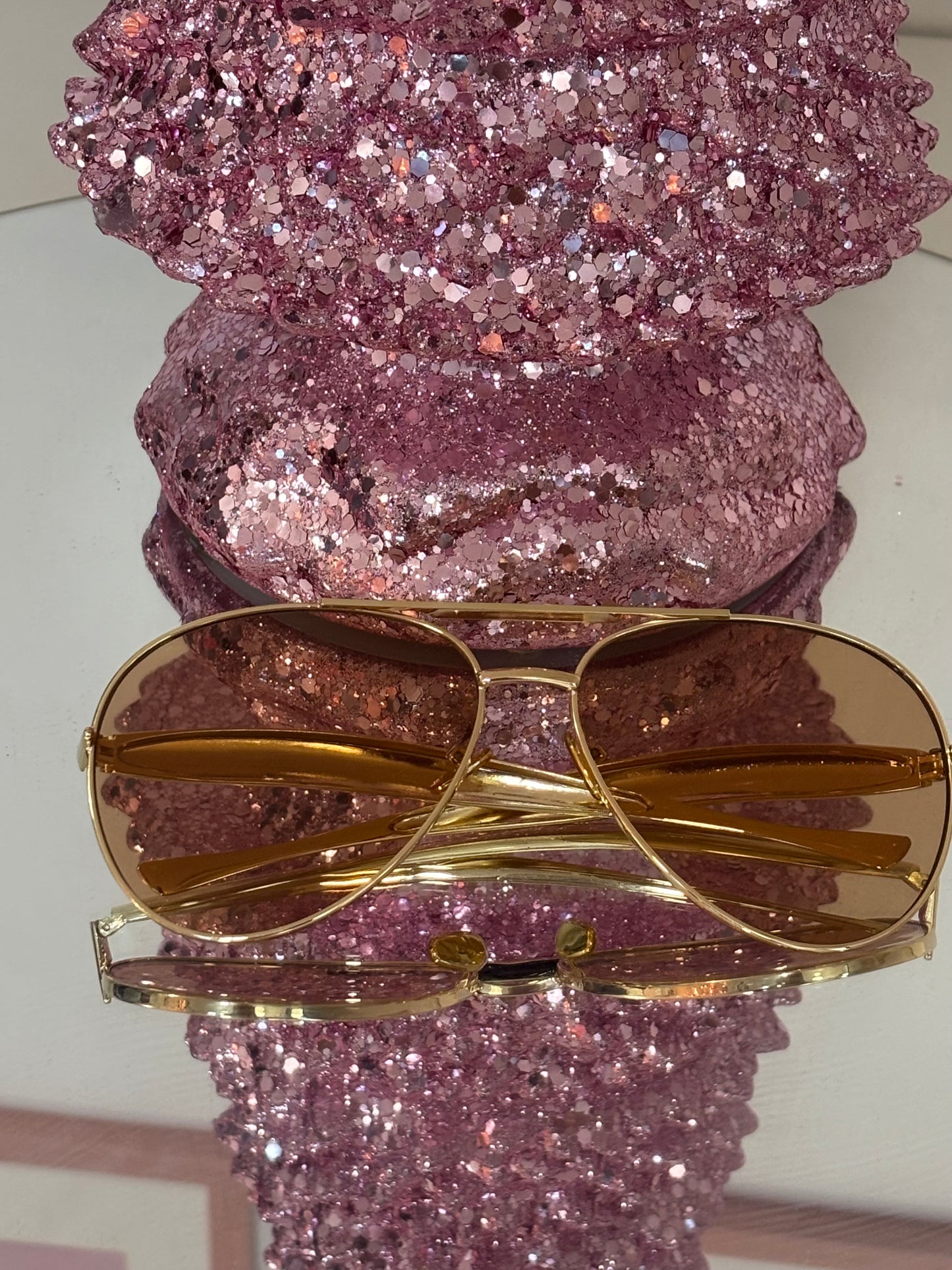 Golden Luxe Aviators - El accesorio clásico que nunca falla, ahora con un toque glam