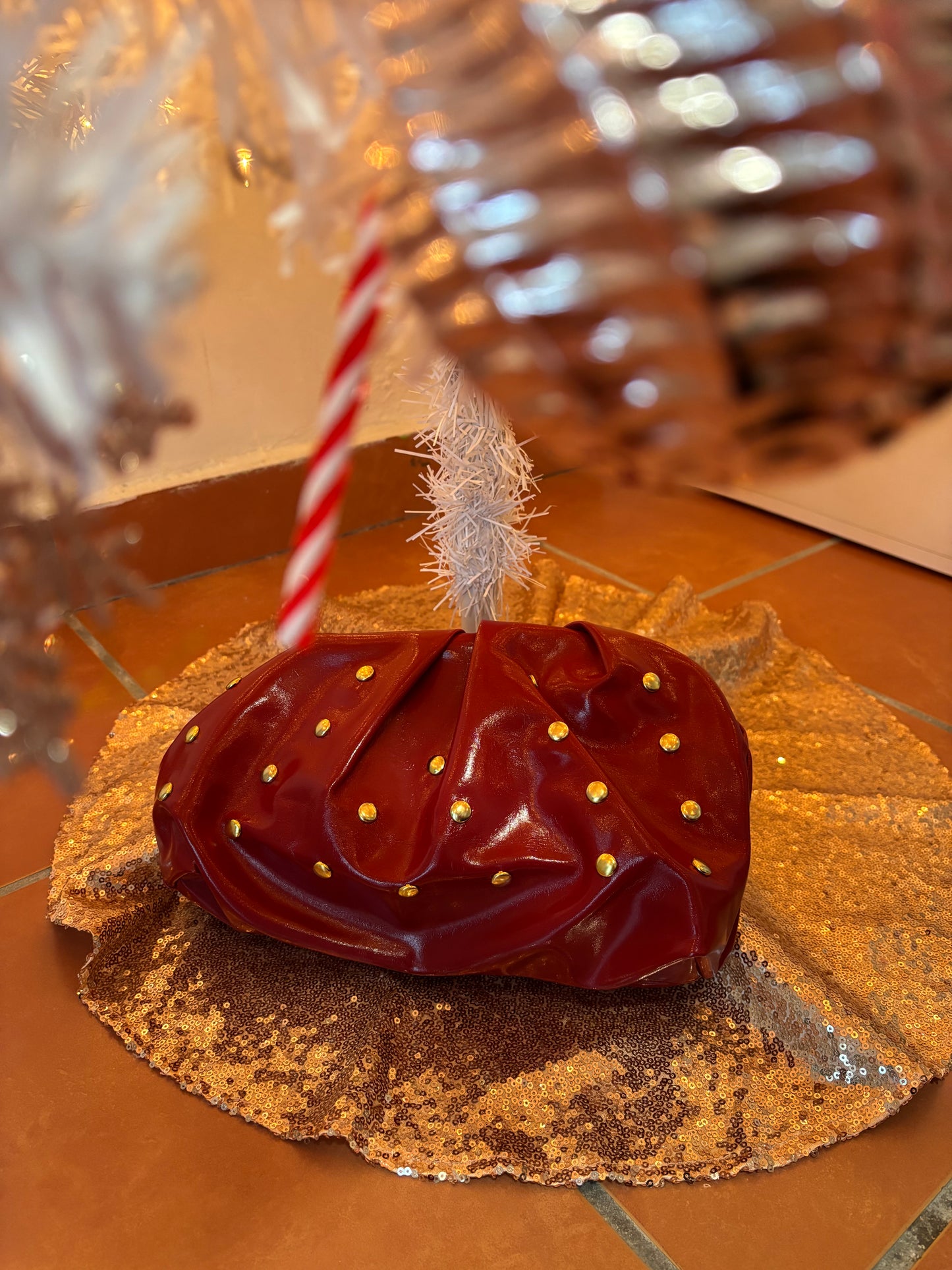 Merry Studded Clutch - Tu clutch navideño elegante con brillo sutil y mucho estilo