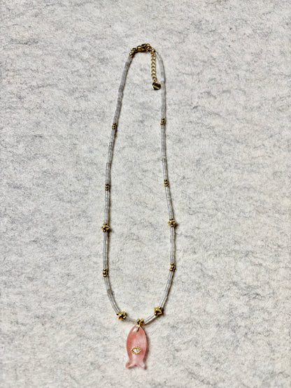 FISHY GLAM NECKLACE - COLLAR DE PIEDRAS DE COLORES CON CHARM DE PESCADO EN CRISTAL