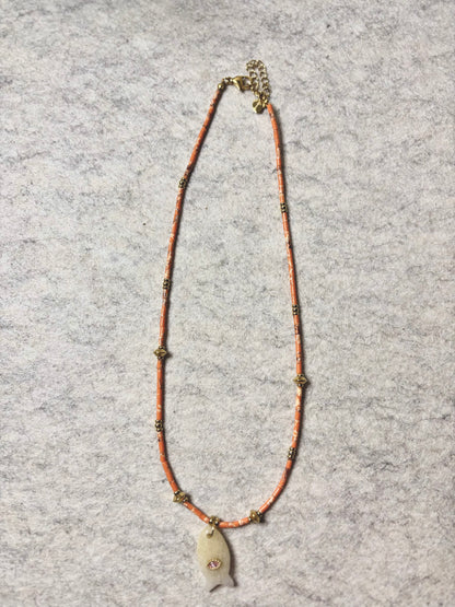 FISHY GLAM NECKLACE - COLLAR DE PIEDRAS DE COLORES CON CHARM DE PESCADO EN CRISTAL