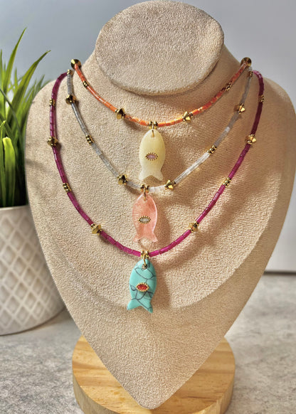 FISHY GLAM NECKLACE - COLLAR DE PIEDRAS DE COLORES CON CHARM DE PESCADO EN CRISTAL