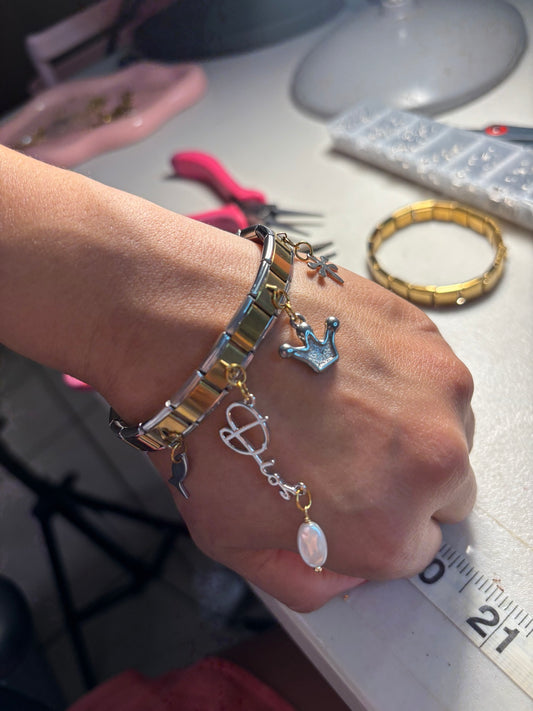 Pulsera con Propósito plateada y dorada puesta en la muñeca
