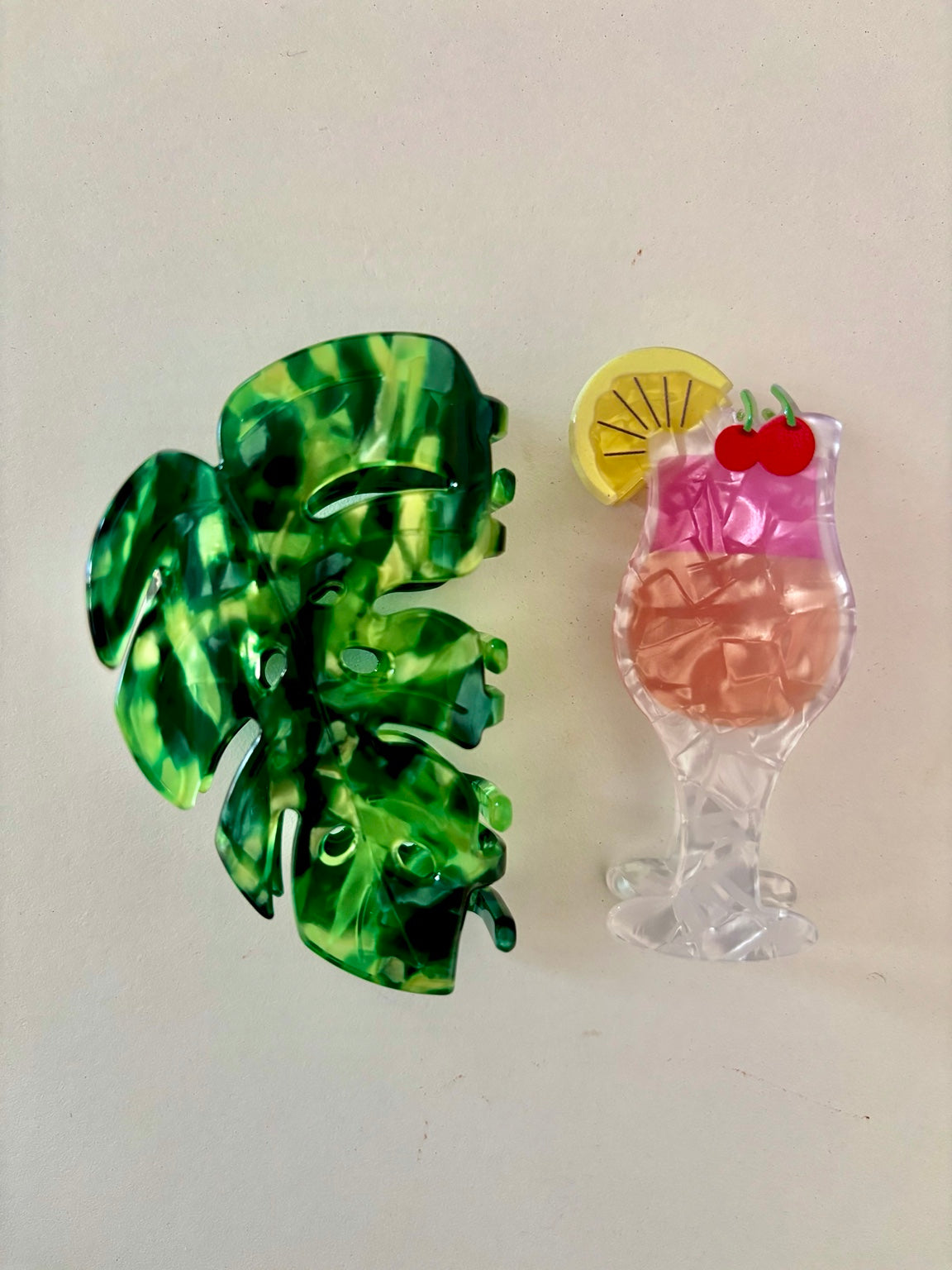 Clip hoja tropical verde junto a clip de cóctel tropical