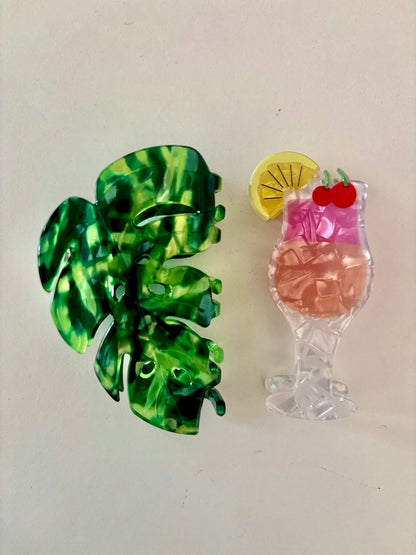 Clip hoja tropical verde junto a clip de cóctel tropical