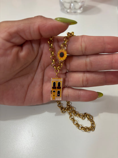 Cadena con casita amarilla de San Juan y girasol