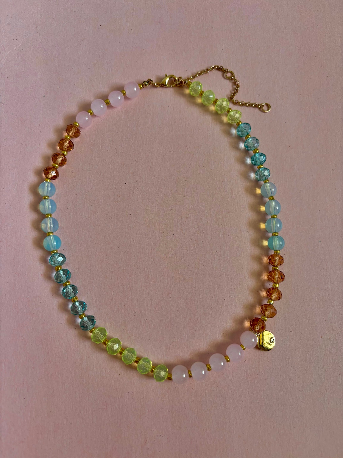 Collar Aura Multicolor con detalles dorados