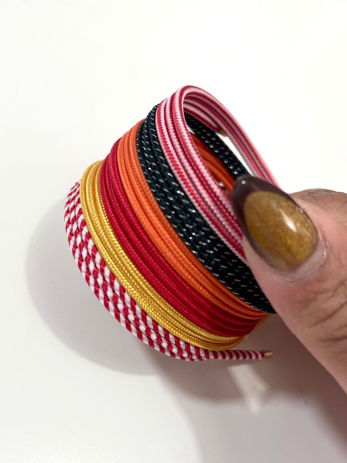 Cordones magnéticos sin charm en amarillo, rojo, naranja, azul y rojo con blanco
