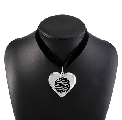 BIG HEART CHOKER - COLLAR PEGADO EN PANA CON CORAZÓN GRANDE DORADO O PLATEADO