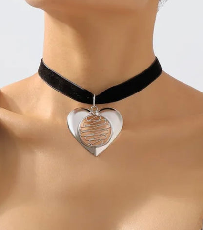 BIG HEART CHOKER - COLLAR PEGADO EN PANA CON CORAZÓN GRANDE DORADO O PLATEADO