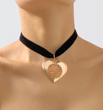 BIG HEART CHOKER - COLLAR PEGADO EN PANA CON CORAZÓN GRANDE DORADO O PLATEADO