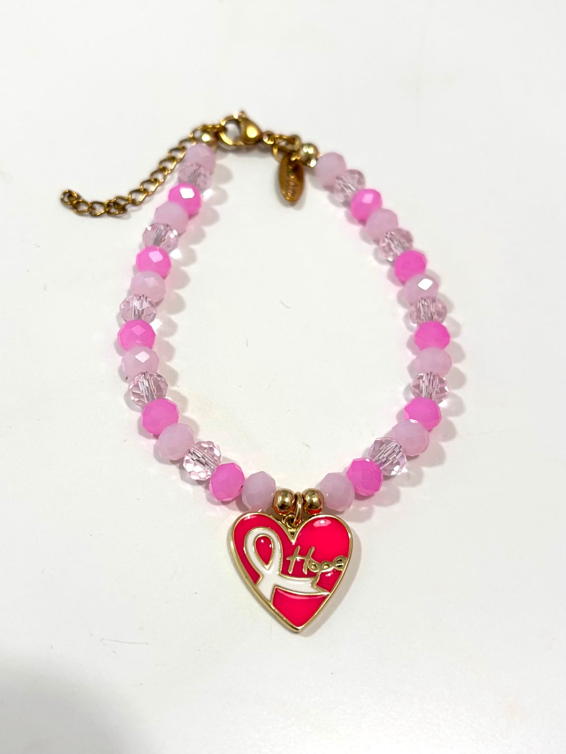 Pulsera de cristales rosados con charm de corazón Hope enchapado en oro