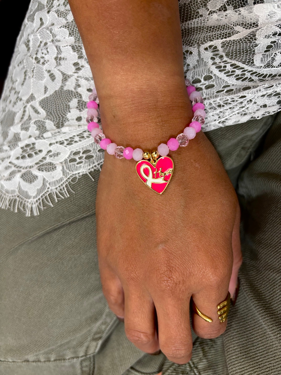 Pulsera de cristales rosados y corazón Hope puesta en la muñeca