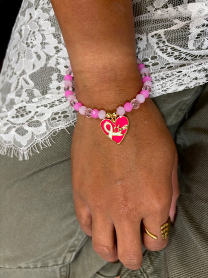 Pulsera de cristales rosados y corazón Hope puesta en la muñeca